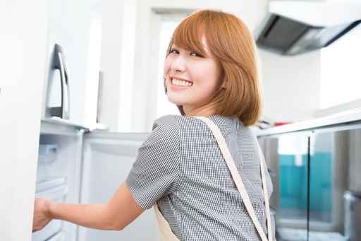 冷蔵庫と女性